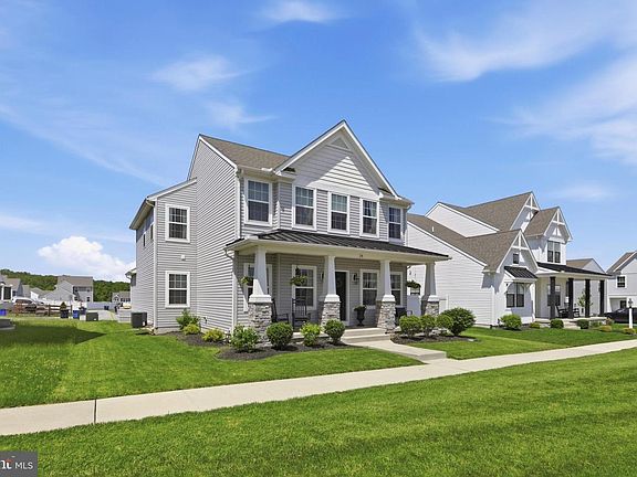3rd image of 28 Lacy Ln