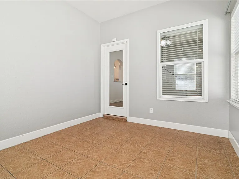 1116 Charleston Ln — Photo 21