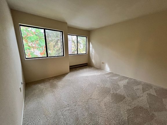 3rd image of 1336 Bellevue Way NE APT 8