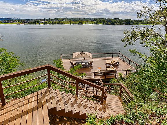 5th image of 2541 Lakefront Dr