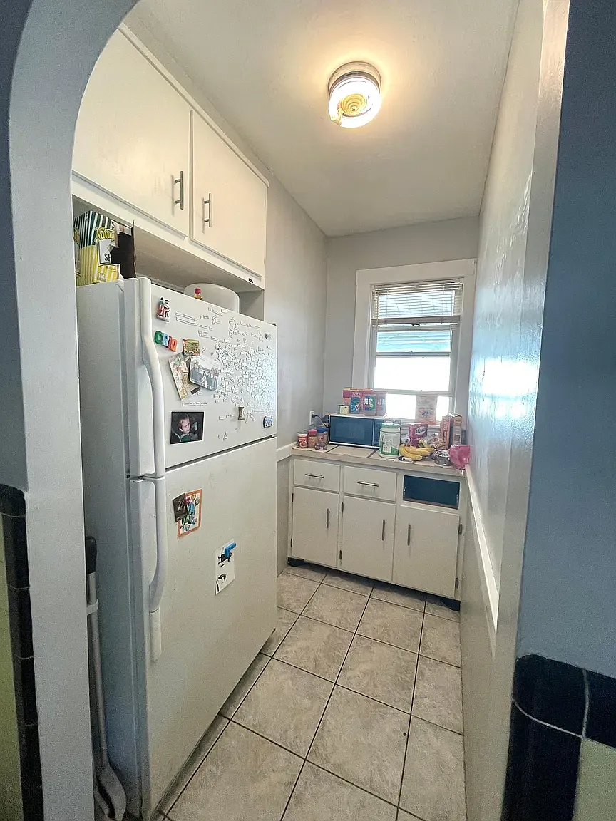 6 bed, 9999 sqft, $8,775 — Photo 2