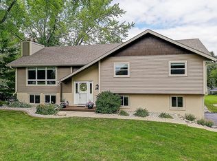 N90W20682 Scenic Dr, Menomonee Falls, WI 53051
