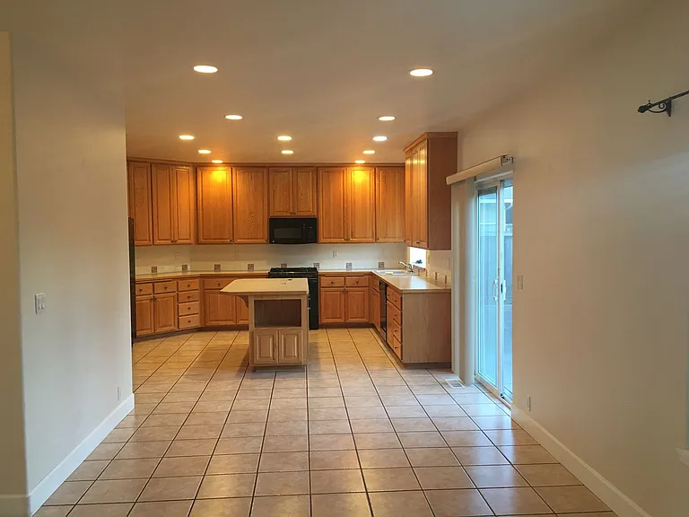 2057 Berwin Ln — Photo 7