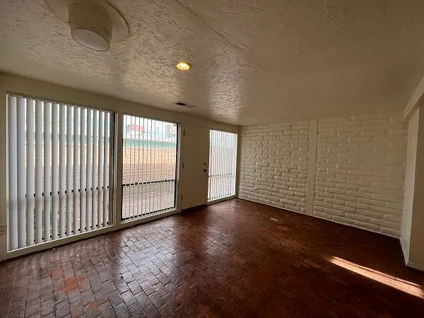 Spacious, 2-Story 1 Bedroom Loft Apartment in Nob Hill — Photo 24
