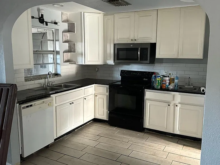 5226 Tennis Court Cir — Photo 1