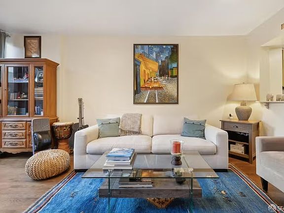 2nd image of 101 Lombard St