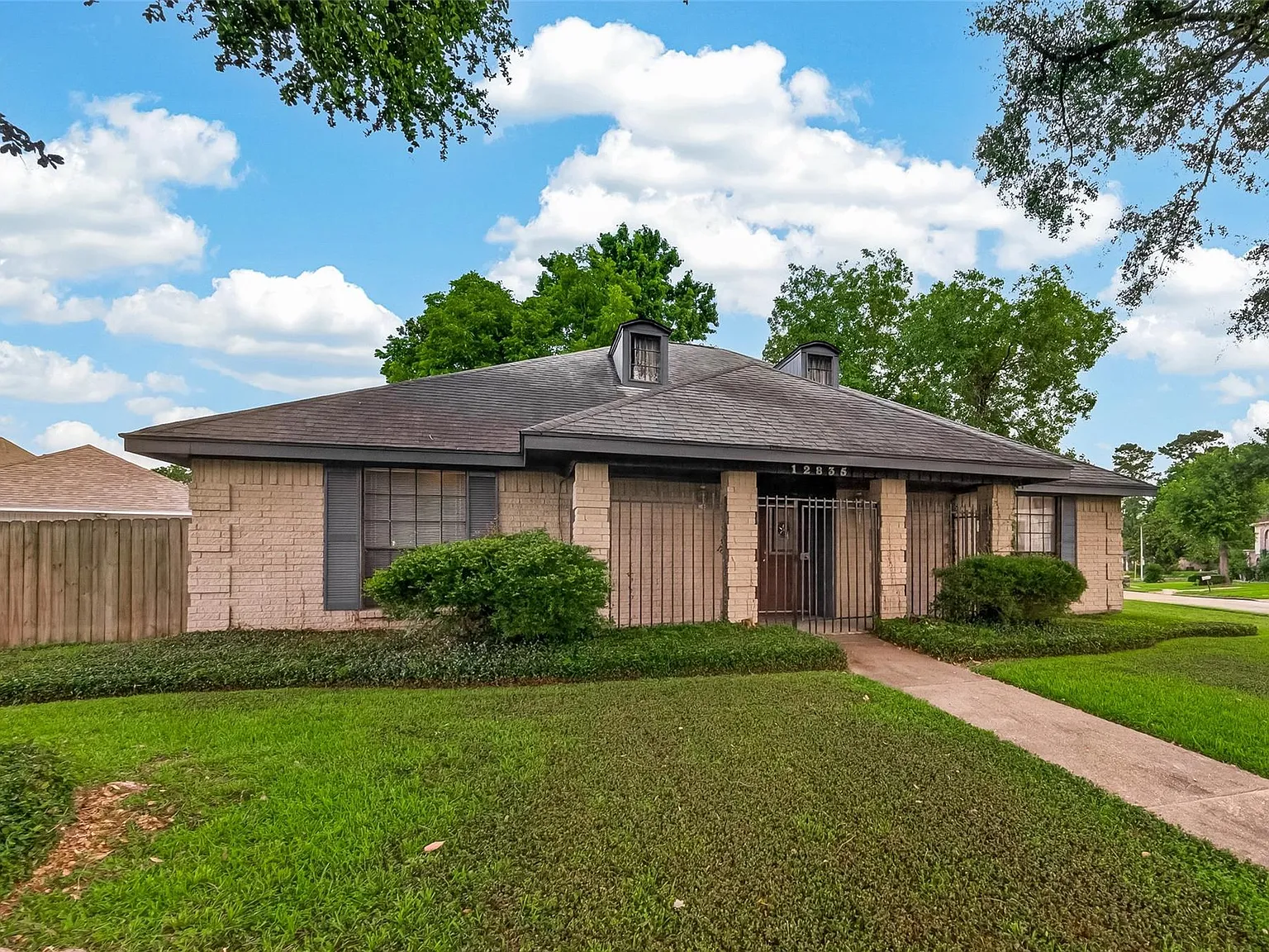 3 bed, 2.0 bath, 1906 sqft, $1,900 — Photo 2