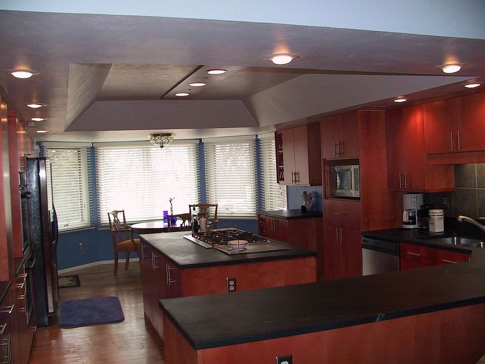 2nd image of 3815 Roxbury Ct