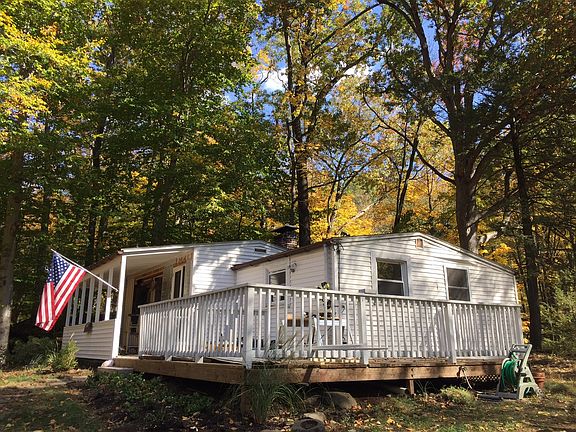 2 bedroom cottage with deck and covered porch