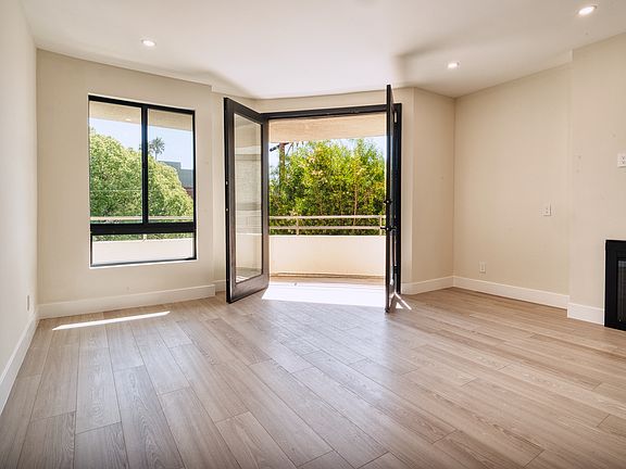 5th image of 13920 Moorpark St APT 201