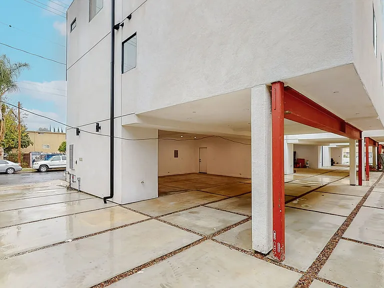6811 Gloria Ave — Photo 32