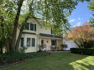 356 Colonial Cir, Geneva, IL 60134