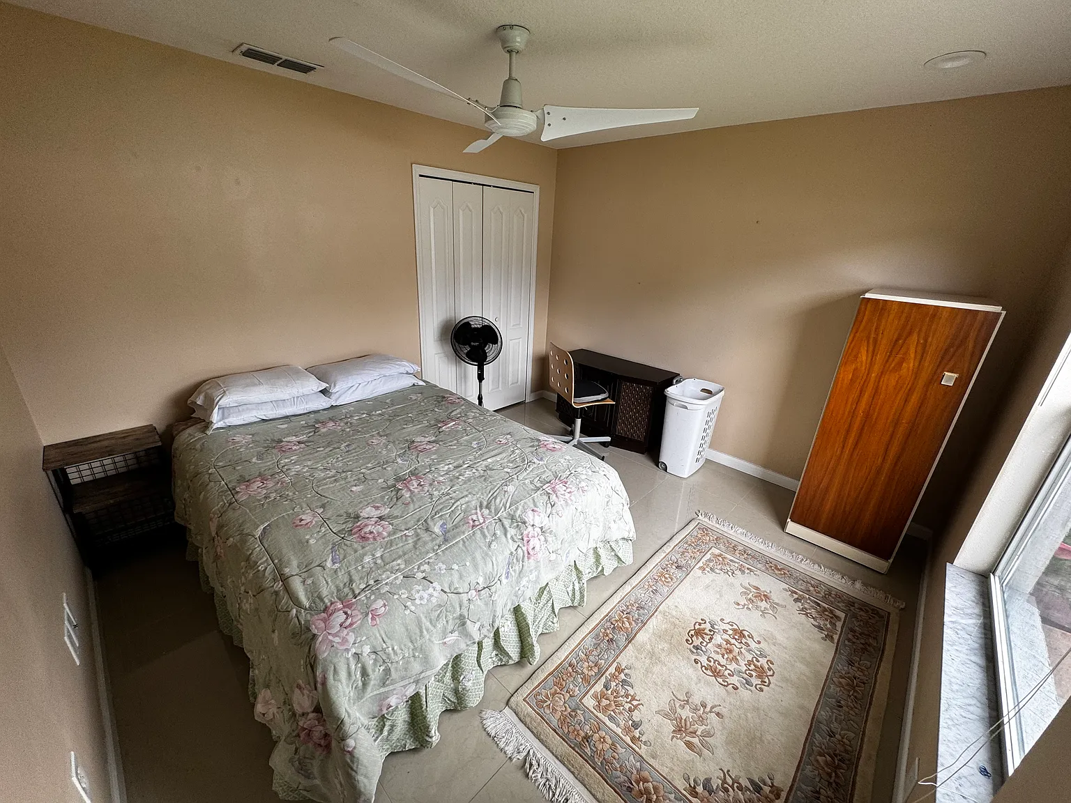 1 bed, 2405 sqft, $995 — Photo 2