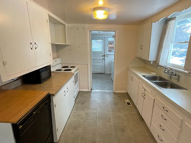 2705 N Depot St — Photo 4