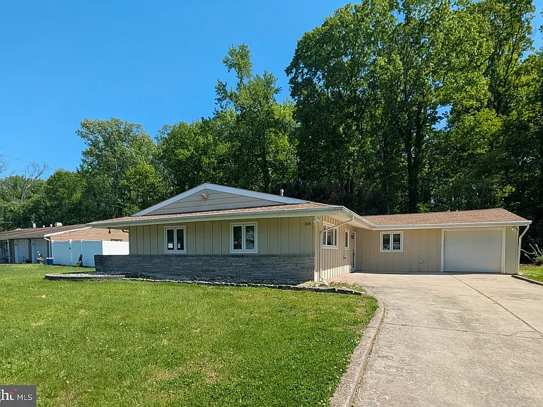 326 Cherry Hill Blvd — Photo 1