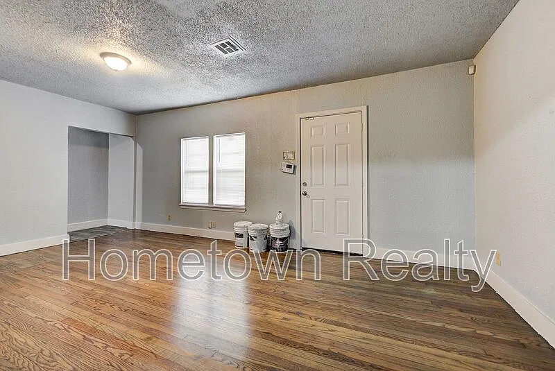 5 bed, 2.0 bath, 1570 sqft, $1,495 — Photo 4