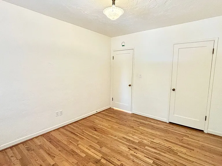 T0131 - Claremont Apartments — Photo 24