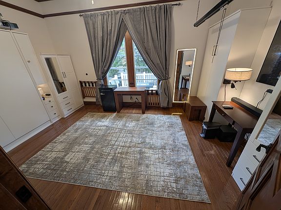 5th image of 215 S Cedar Ave Room Gar