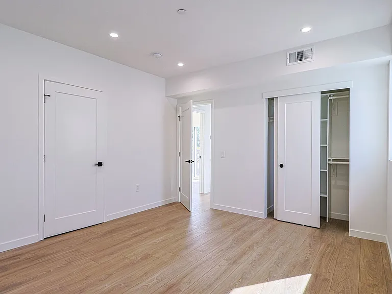 1227 N June St — Photo 41