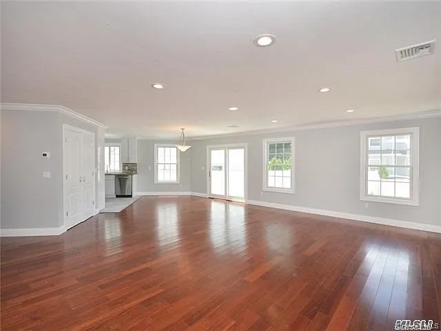 3 bed, 2.5 bath, 1800 sqft, $6,000 — Photo 3