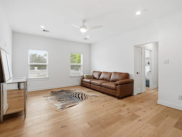 510 E 28th St — Photo 16