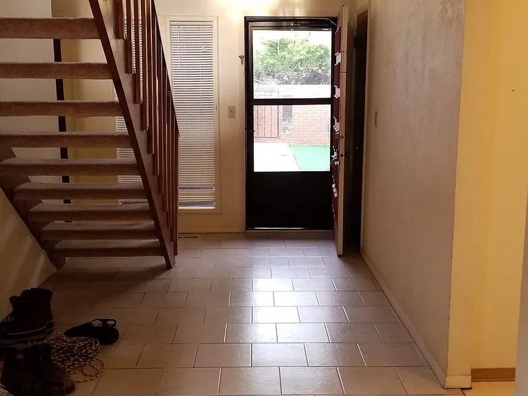 859 Roxwood Ln — Photo 2