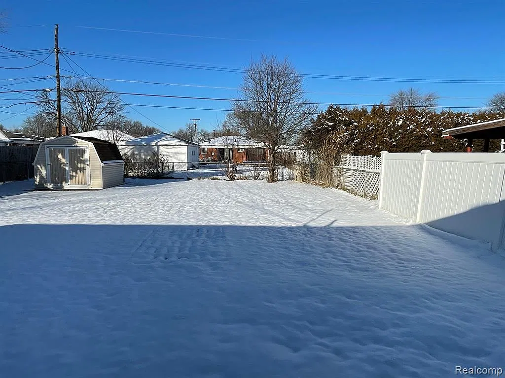 3 bed, 1.5 bath, 2208 sqft, $1,725 — Photo 2