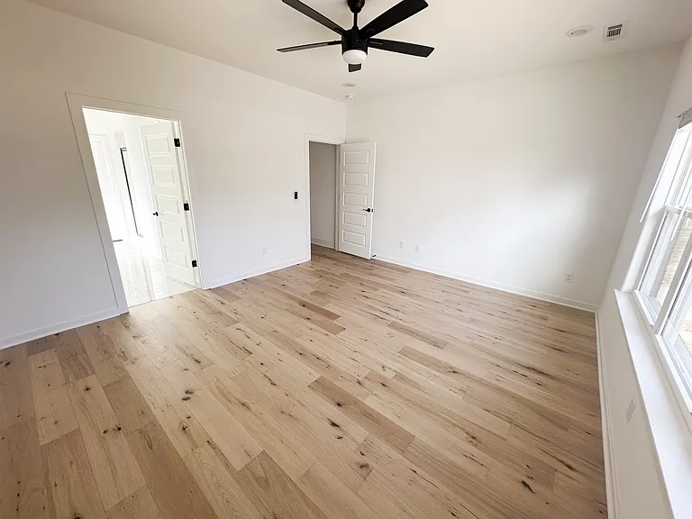 1751 W Holly St — Photo 7