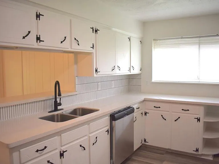 2628 Dupont St — Photo 10