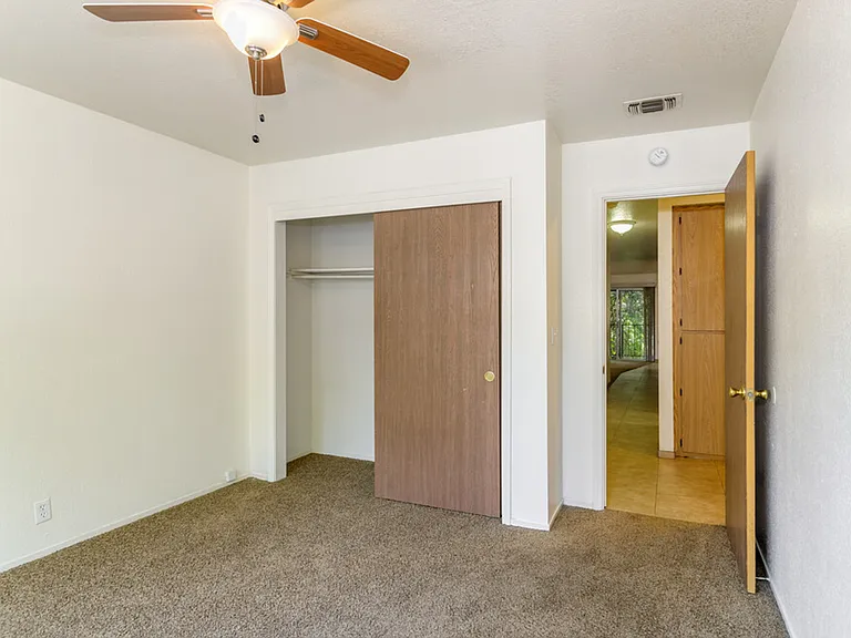 Redwood Glen Apartments — Photo 9