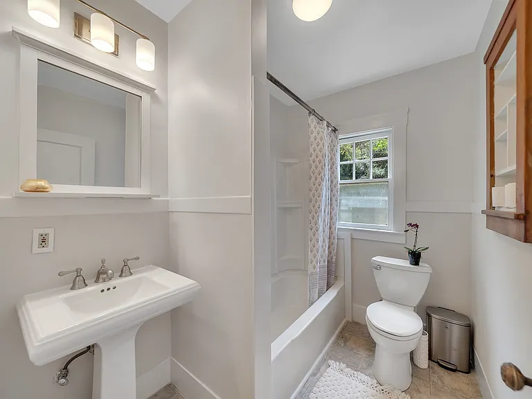 111 C St — Photo 24