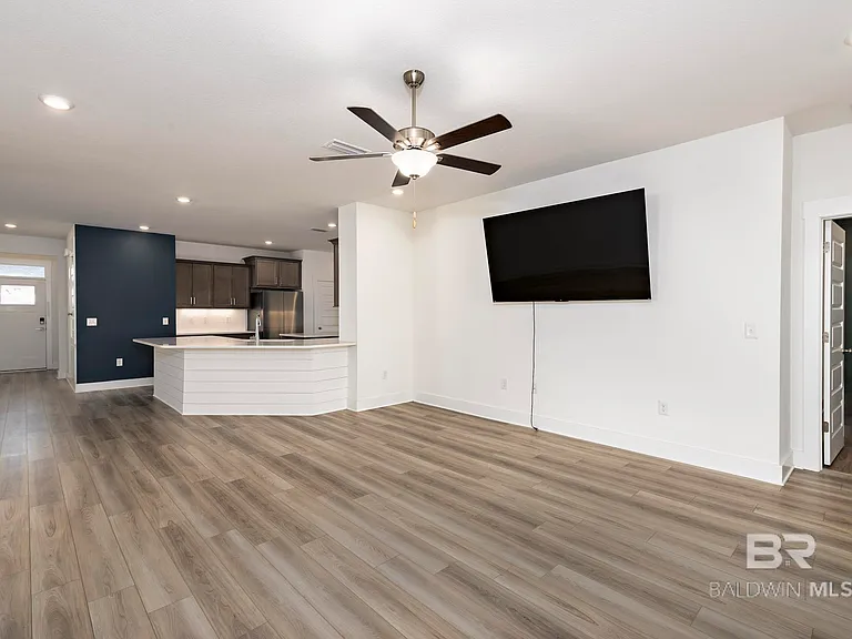 231 Bronze St — Photo 12