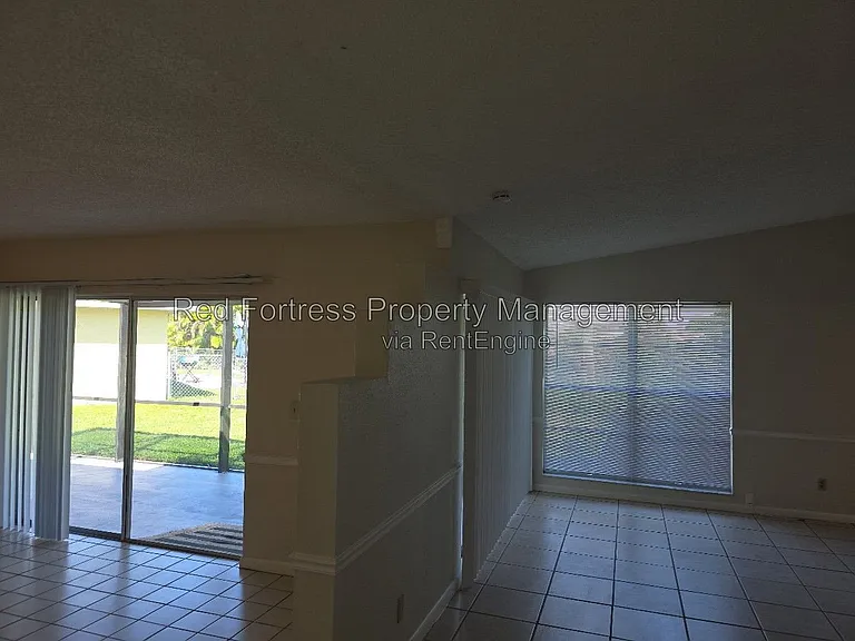 1049 Ridgeway Dr — Photo 4