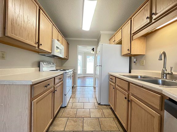 3rd image of 3943 Oak Forest Dr
