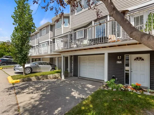 472 SW Regal Park NE, Calgary, AB T2E 0S6