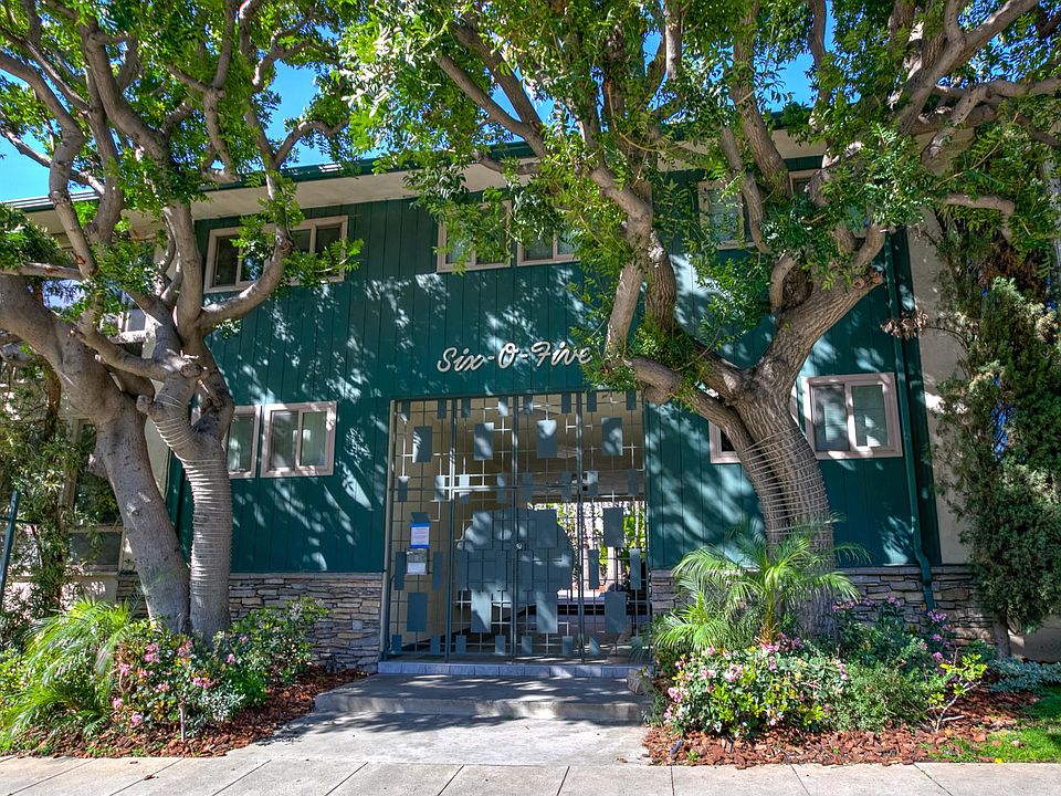 1st image of 605 S Barrington Ave #11