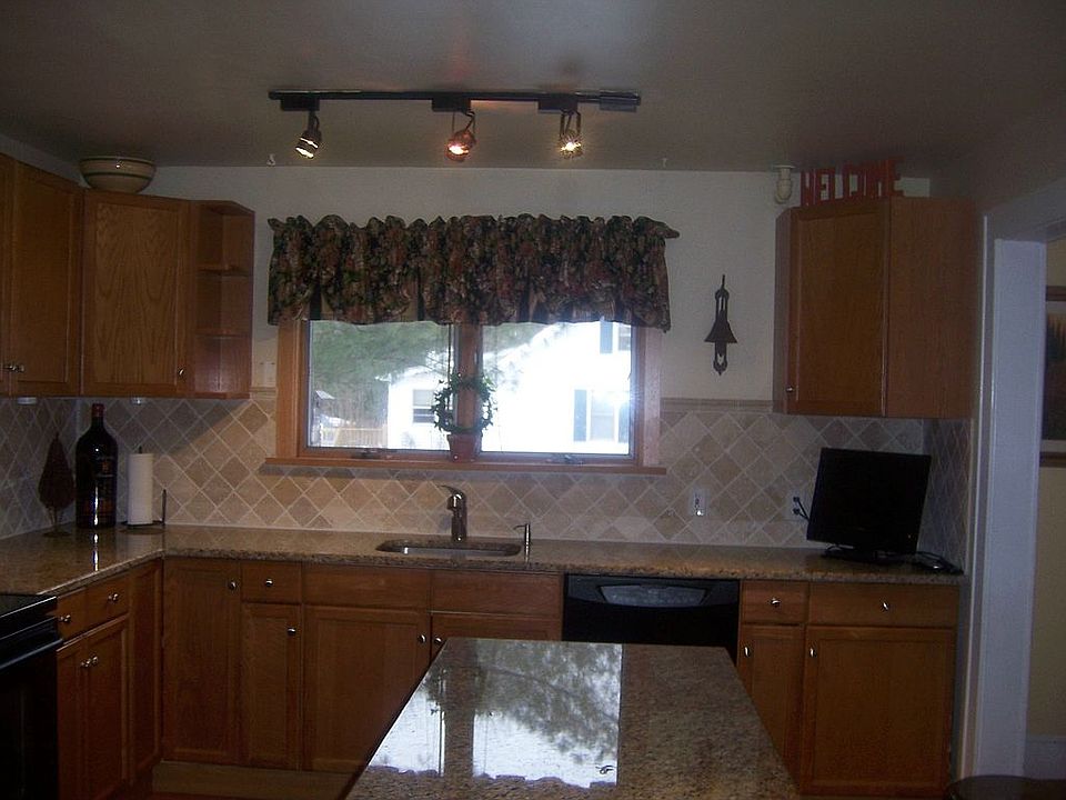 Center Island Kitchen w/ granite.