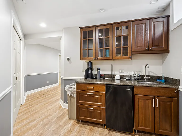 1230 Simpson St — Photo 4