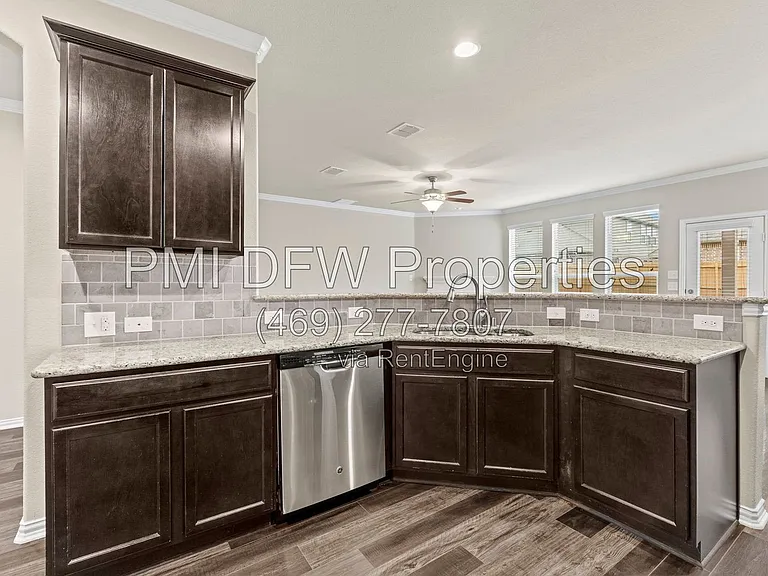 1624 Medina Ln — Photo 11