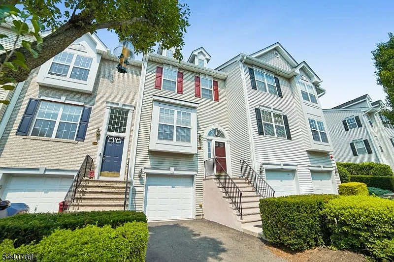 2 bed, 2.5 bath, 1966 sqft, $3,750 — Photo 3