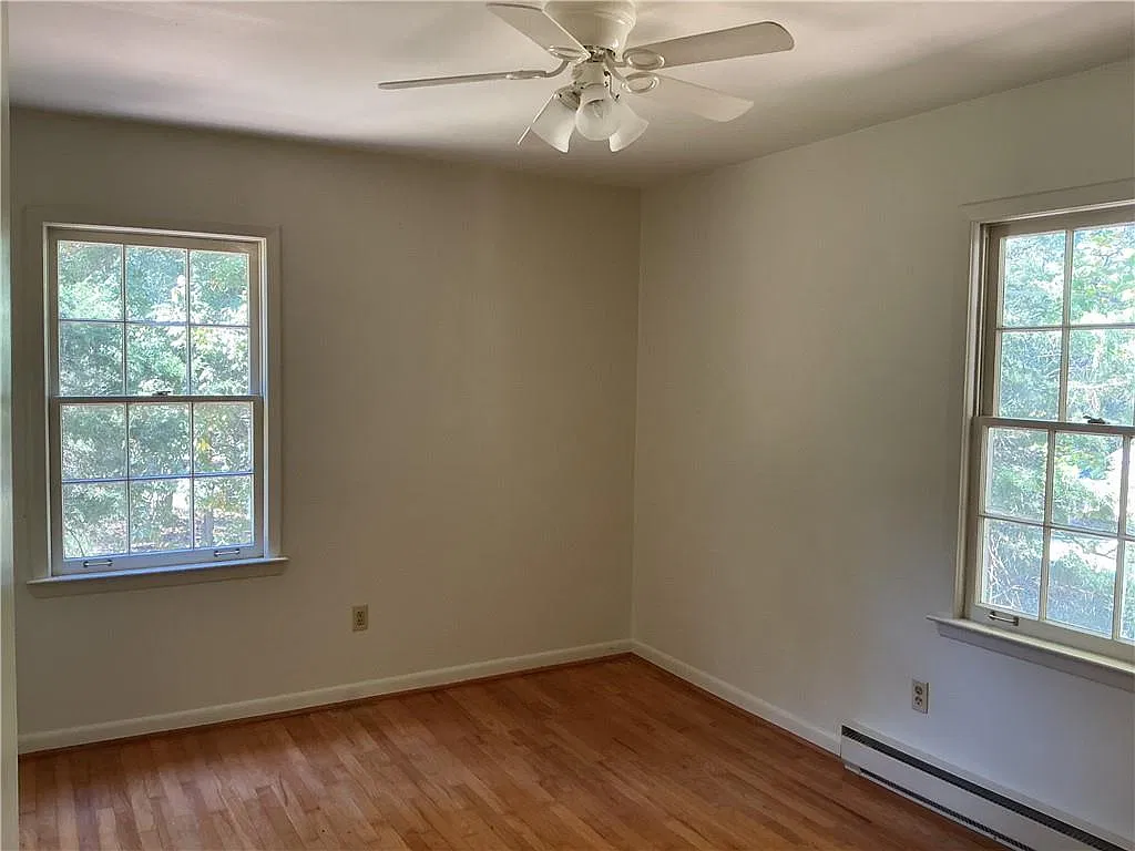 2 bed, 1.0 bath, 4742 sqft, $1,350 — Photo 2