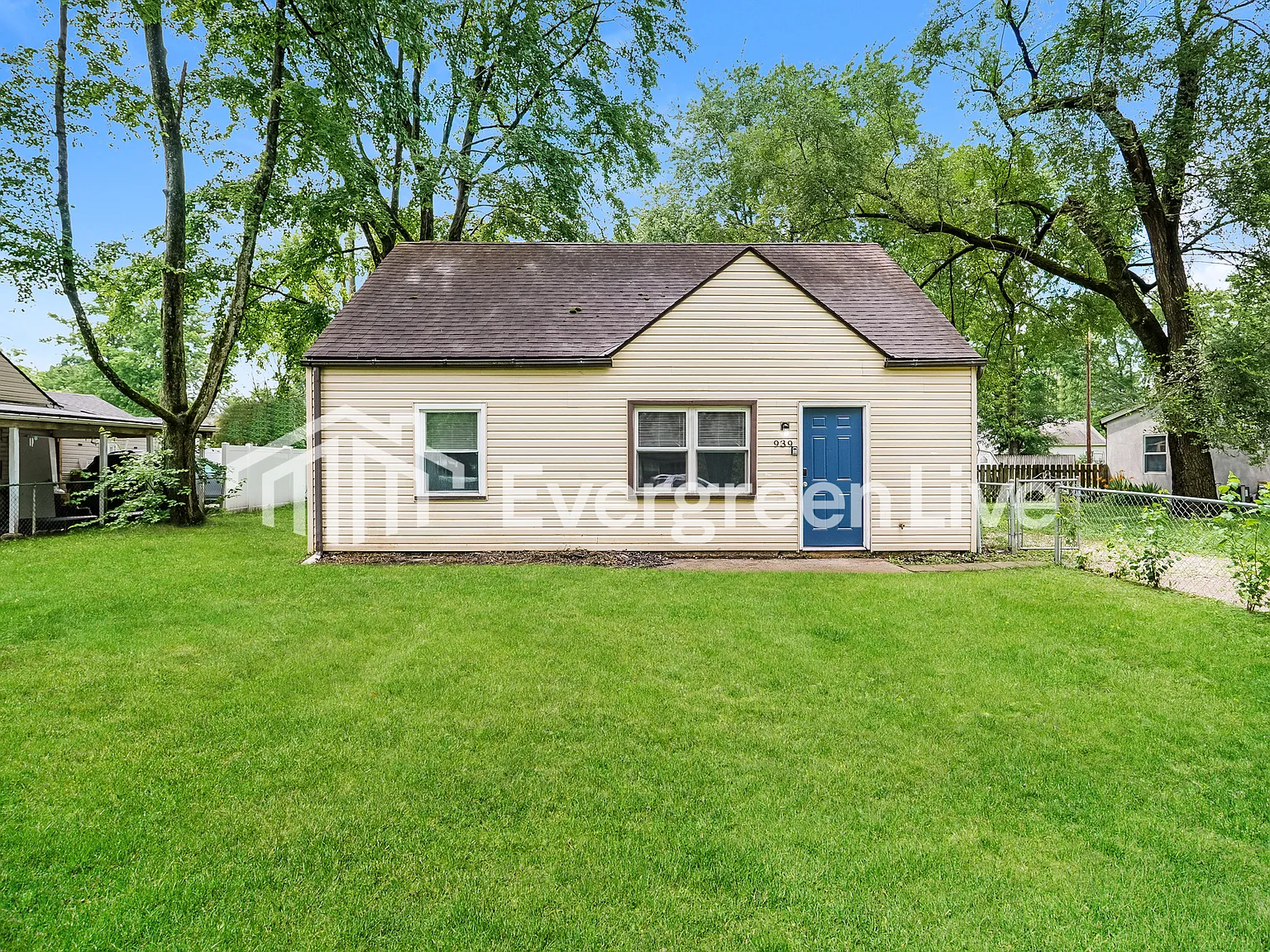 3 bed, 1.0 bath, 1054 sqft, $1,545 — Photo 1