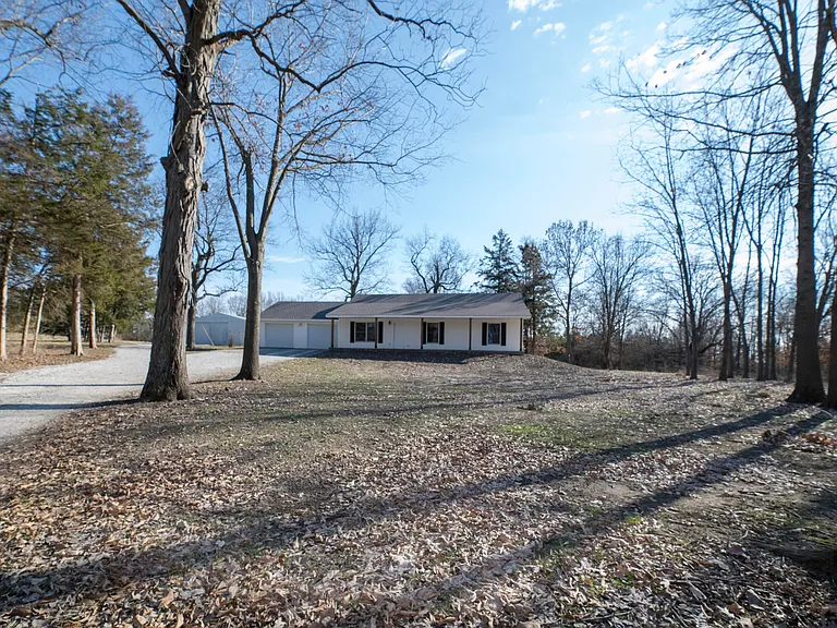 7900 E Saint Charles Rd — Photo 1