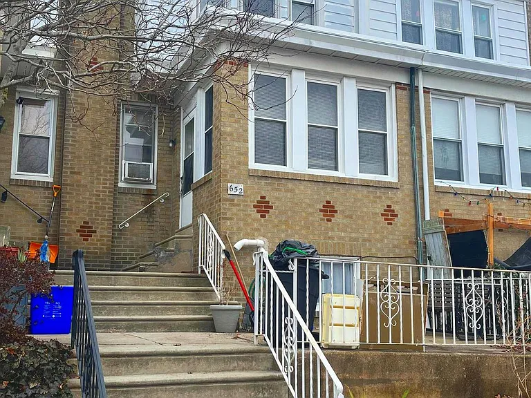 652 Jamestown St — Photo 2