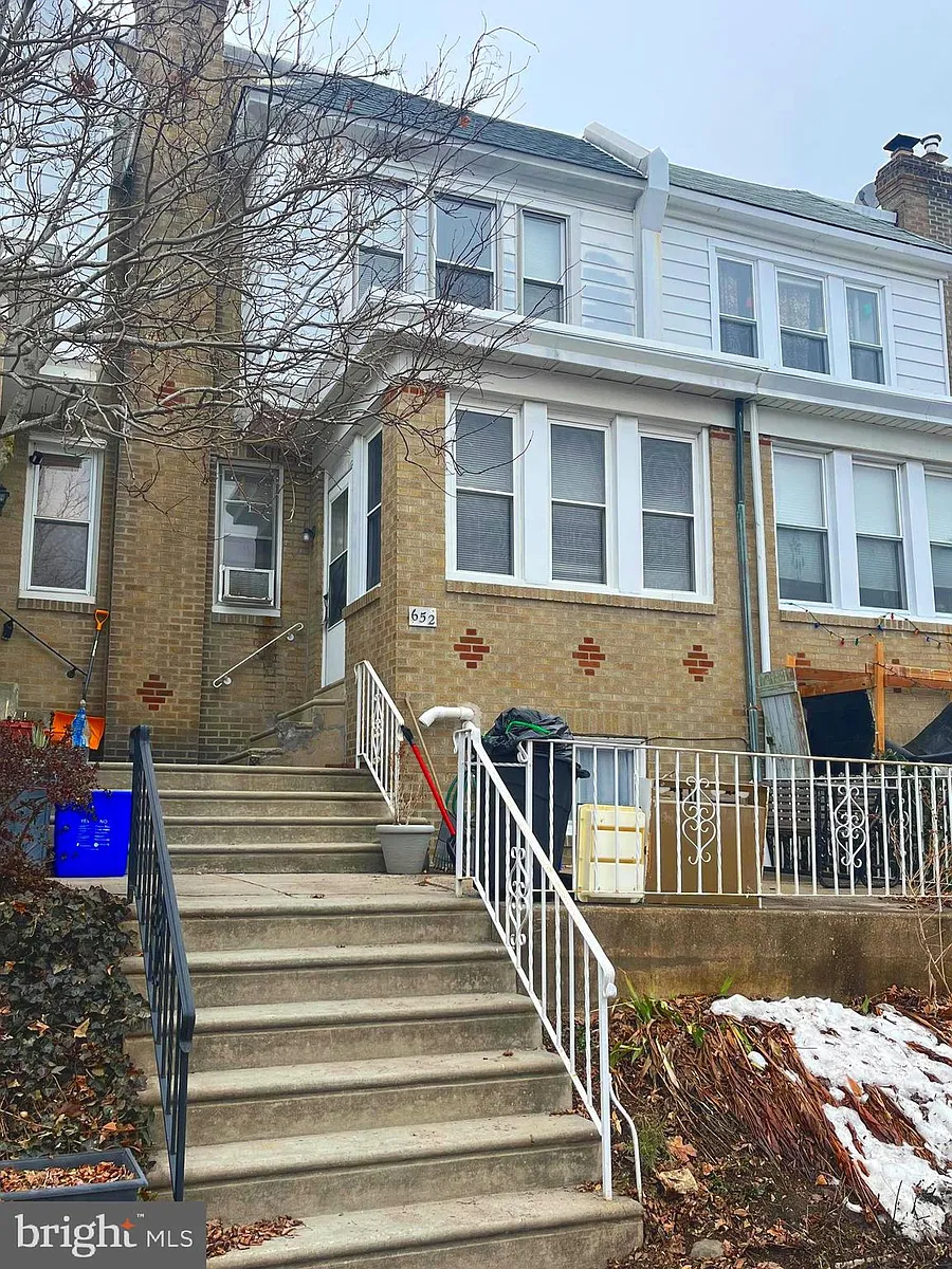 Building Photo - 652 Jamestown St