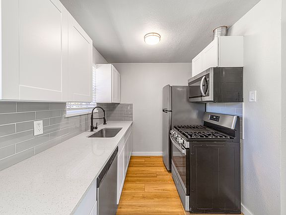 5th image of 1605 Hawthorne Ln