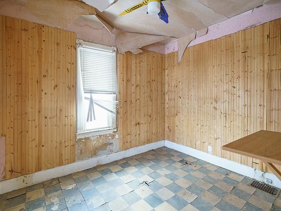 2nd image of 221 Leonard St