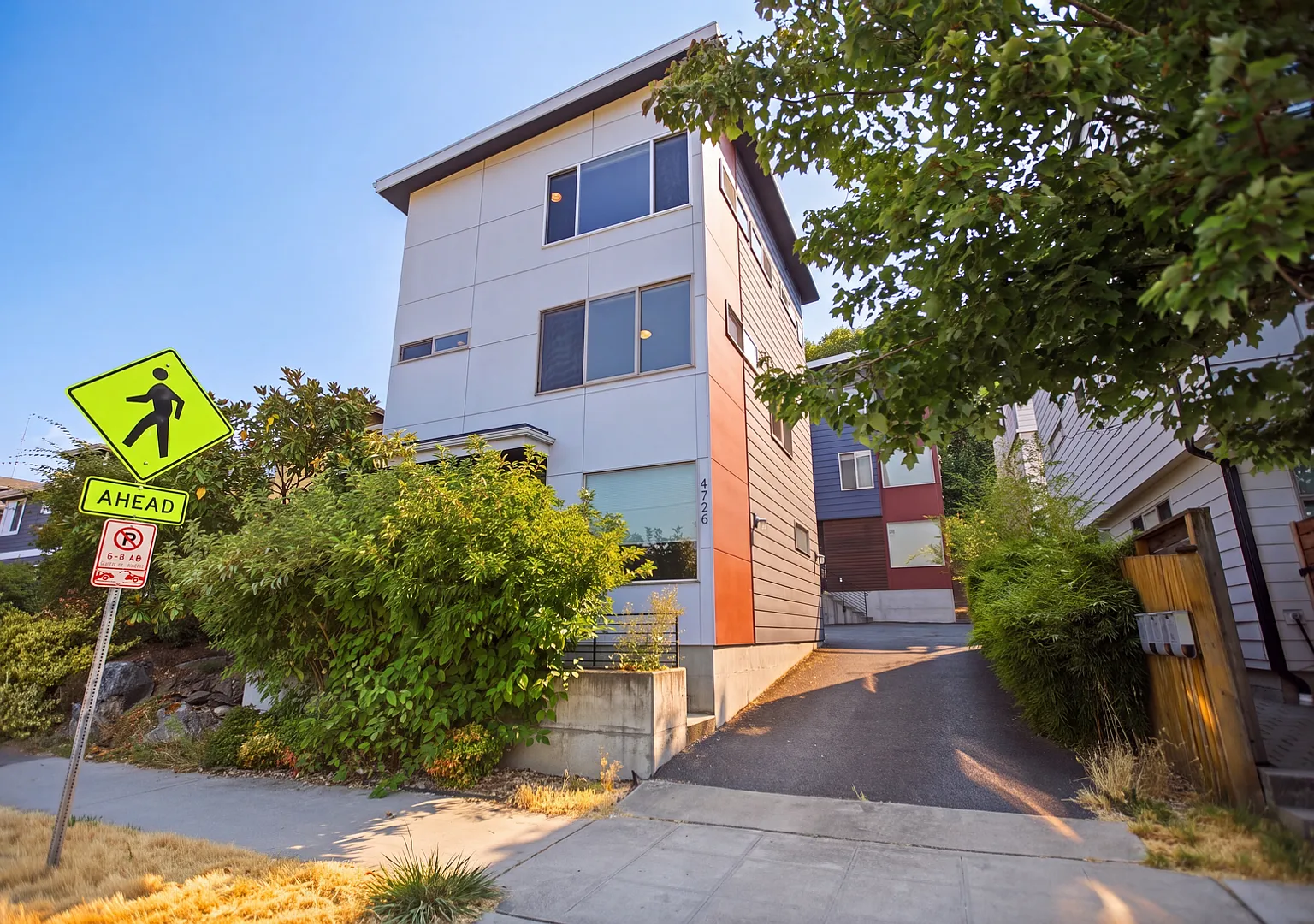Well-located 2 bed 2 bath townhome in North Delridge with parking — Photo 1