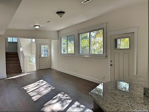 4th image of 2920 Valley Dr