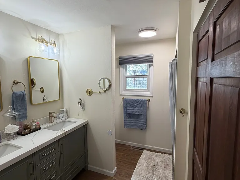 Master en-suite bathroom